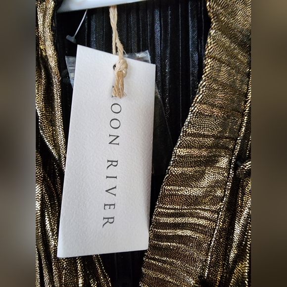 Moon River Gold Metallic Plisse Peplum Mini Dress Size Small - Picture 3 of 12